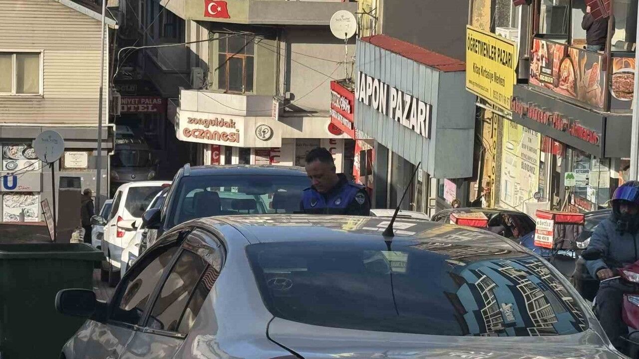 Zonguldak’ta zabıta kaldırım işgali yapan sürücülere ceza uyguladı