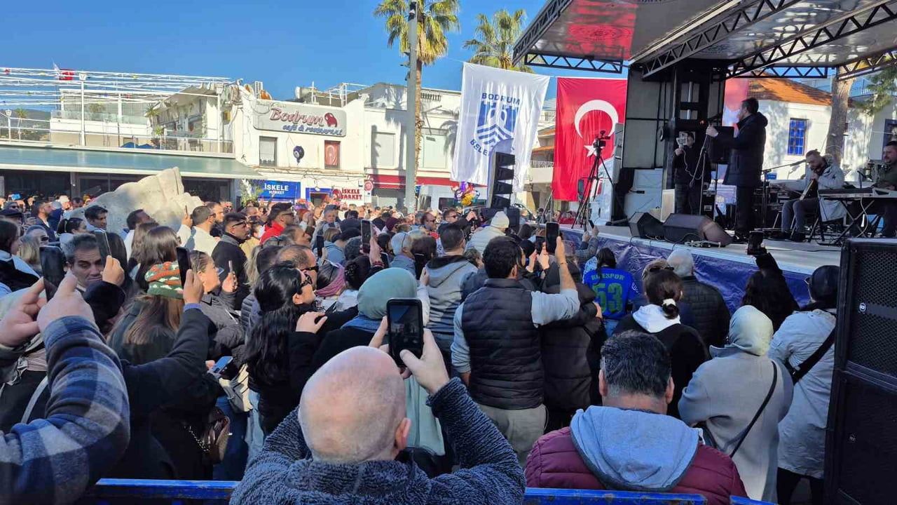 10’uncu Bodrum Hamsi Festivali'nde 3 Ton Hamsi Dağıtıldı