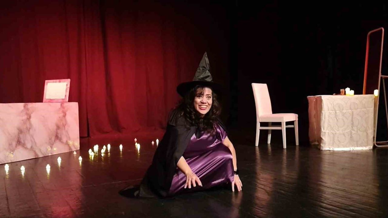 55 Yaşında Biyologluğu Bıraktı: Rezzan Türkoğlu 'Solo Düet' ile Tiyatro Sahnesinde