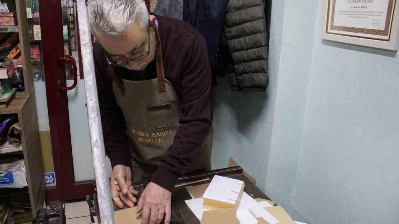 60 Yıllık Mücellit Mehmet Karslı'ya 'Yaşayan İnsan Hazineleri' Ödülü