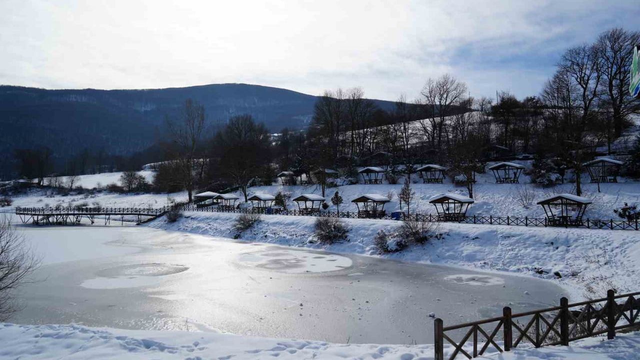 870 Hektarlık Ladik Gölü Buz Tuttu — Kar Yağışı Can Suyu Oldu