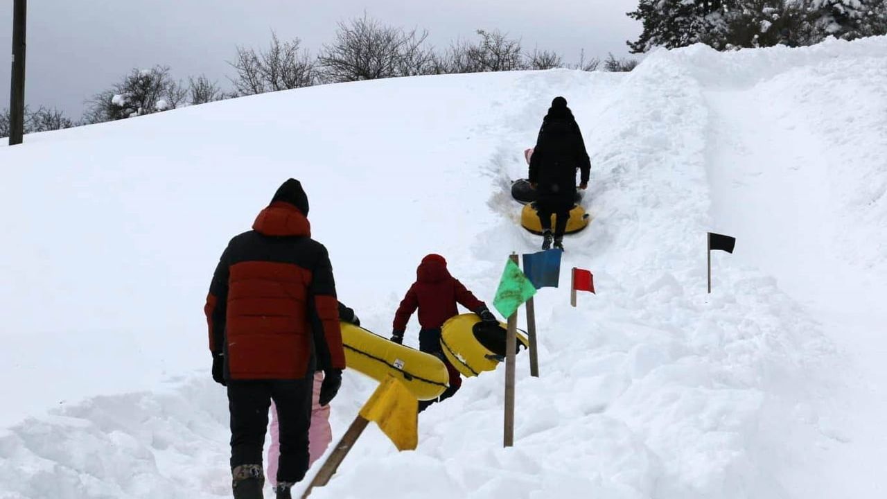 Abant'ta Köylülerin Pistinde Çocuklar Şambrelle Kayak Keyfi