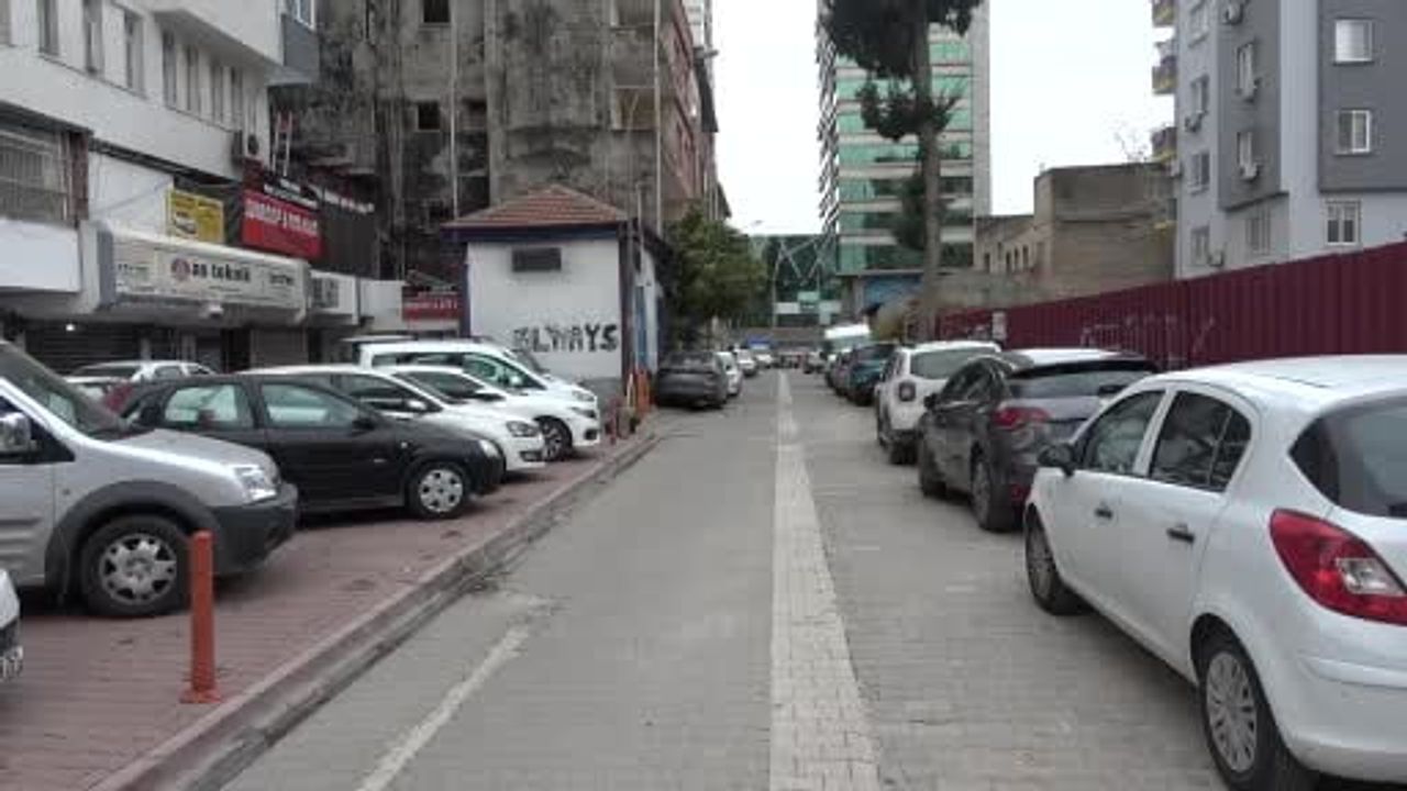 Adana'da 19 Yaşındaki Genç Sokak Ortasında Bıçaklanarak Öldürüldü