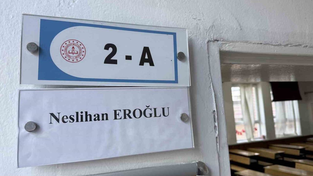 Adana'da Ada ve Mert'in Karneleri Sınıflarına Çiçeklerle Bırakıldı