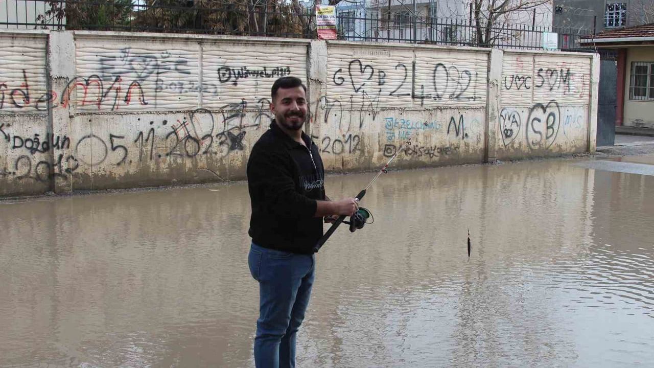 Adana'da altyapı isyanı: Esnaf oltayla göle dönen sokağa tepki gösterdi