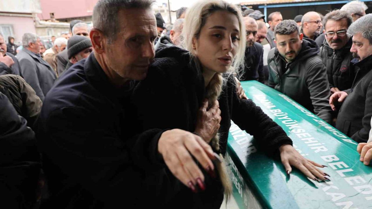 Adana’da Babası Tarafından Öldürülen Ada ve Mert Altunbaş Yan Yana Toprağa Verildi