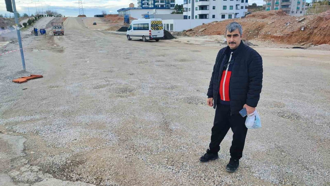 Adana'da Belediye Yolu Kapatıp Alternatifı Açtı: Sürücüler 5 Bin TL Zarar