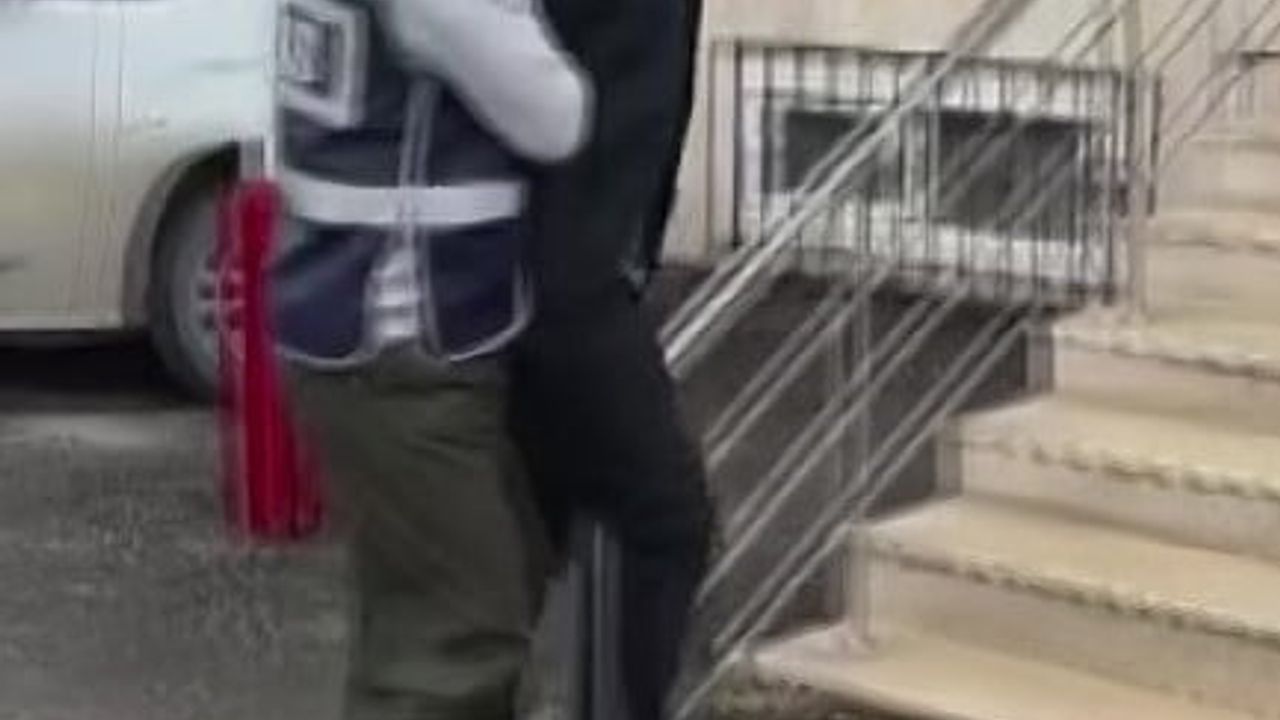 Adana'da Boşanma Aşamasındaki Eşinin Evini Parçalayan Koca Adliyeye Sevk Edildi