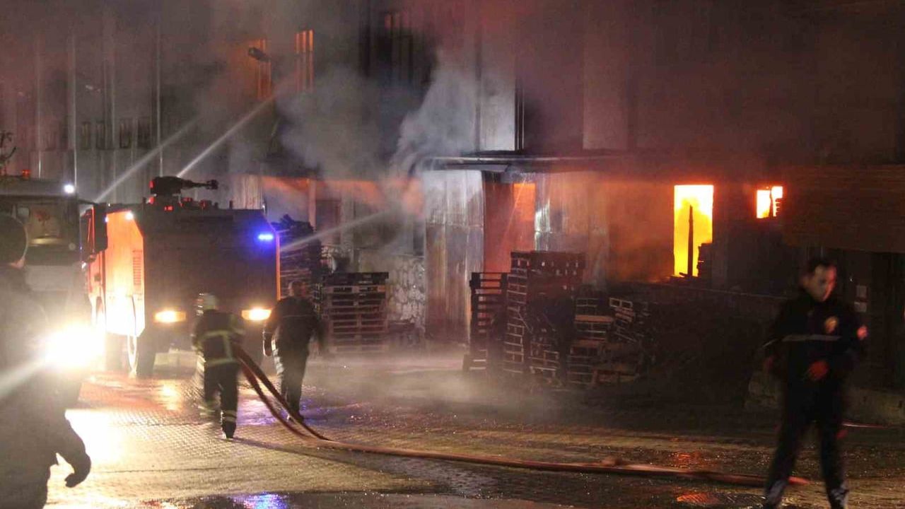 Adana'da fabrika yangını: Denli A.Ş.'de 1 saatlik müdahale, soğutma sürüyor