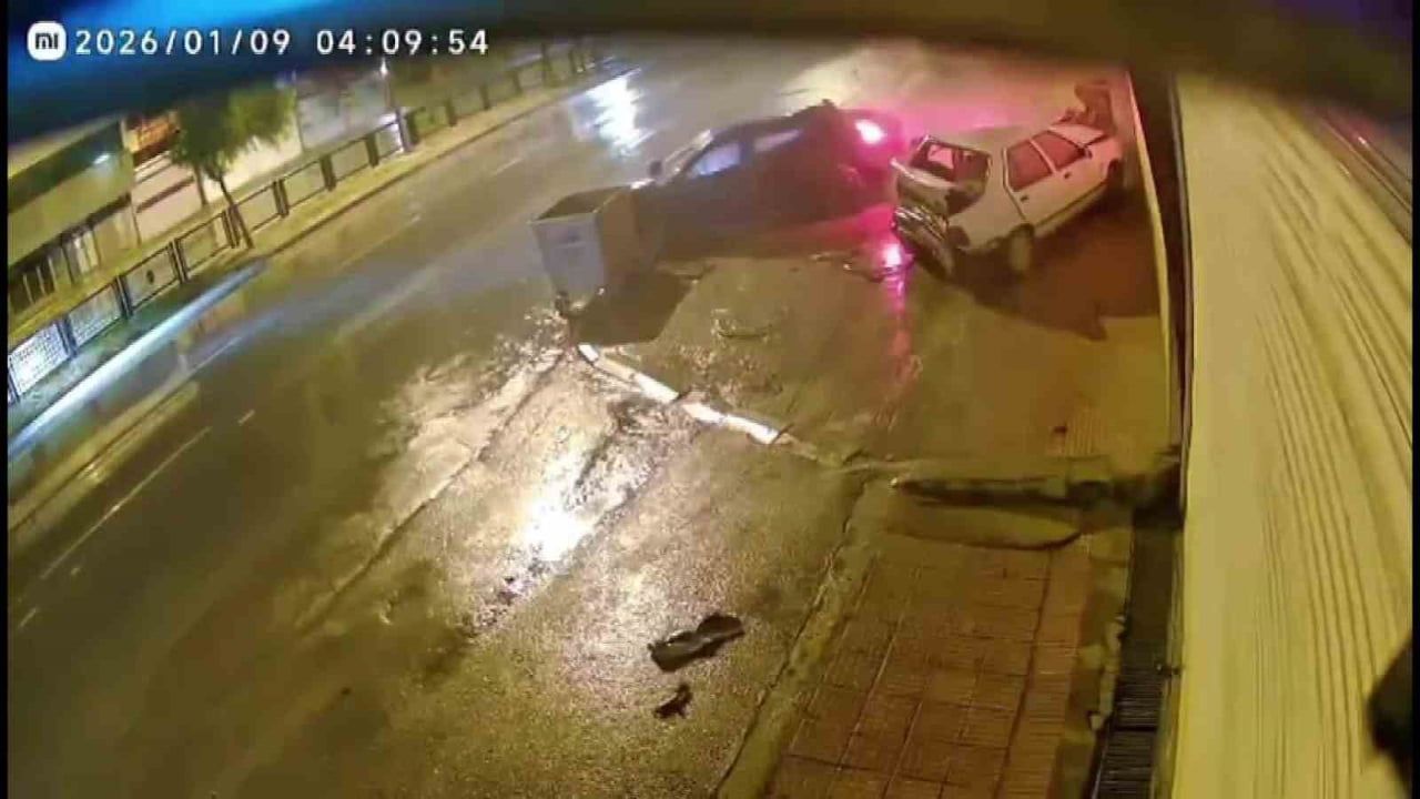 Adana'da Feci Kaza Kamerada: Otomobil Park Halindeki 4 Araca Çarptı