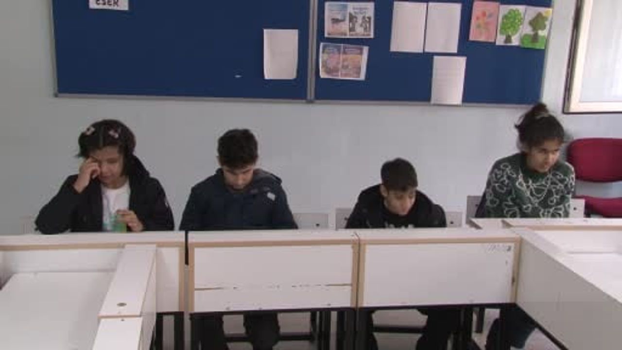 Adana'da görme engelli öğrenciler Braille karneleriyle karne sevindi