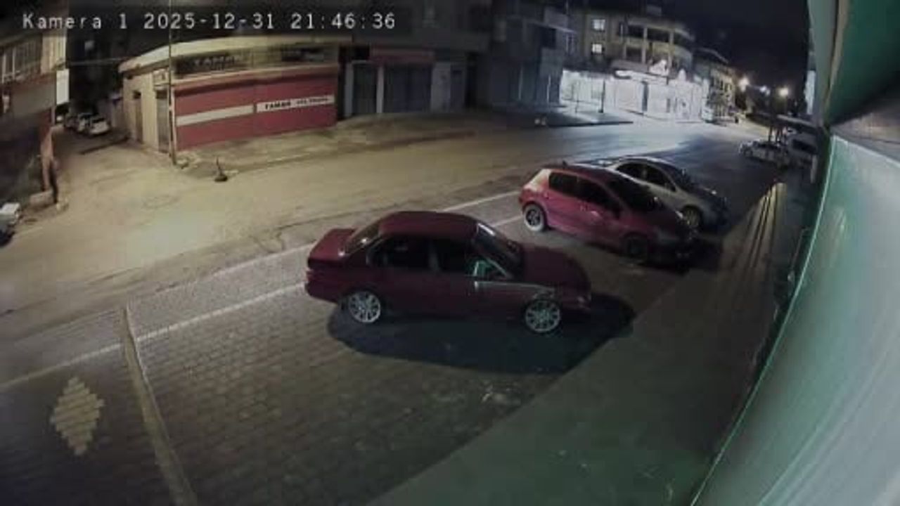 Adana'da İki Kız Kardeşin İşletmesine Yılbaşı Gecesi Parke Taşlı Saldırı