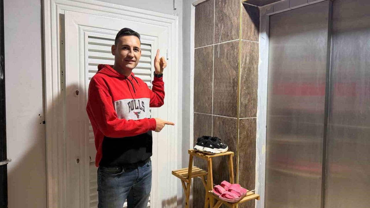 Adana'da kadın hırsızlar ayakkabıları güvenlik kamerasına yansıdı