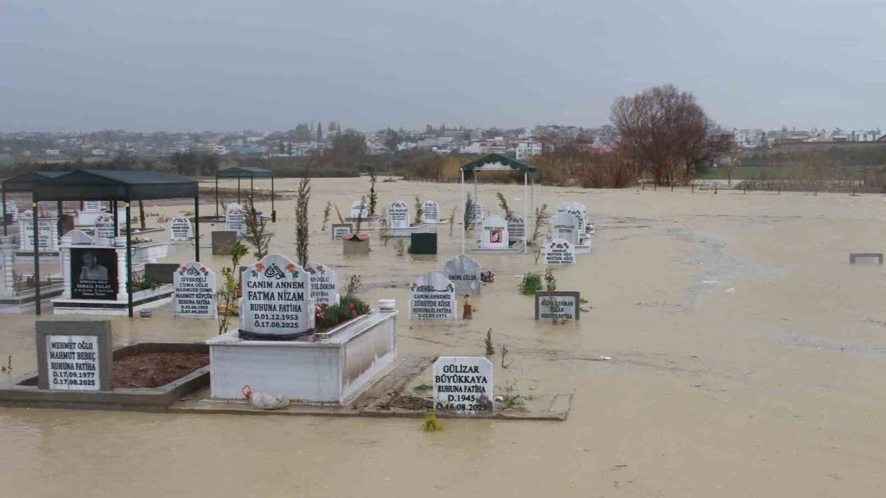 Adana'da Kanal Taştı: Buruk Mezarlığındaki Mezarlar Sular Altında