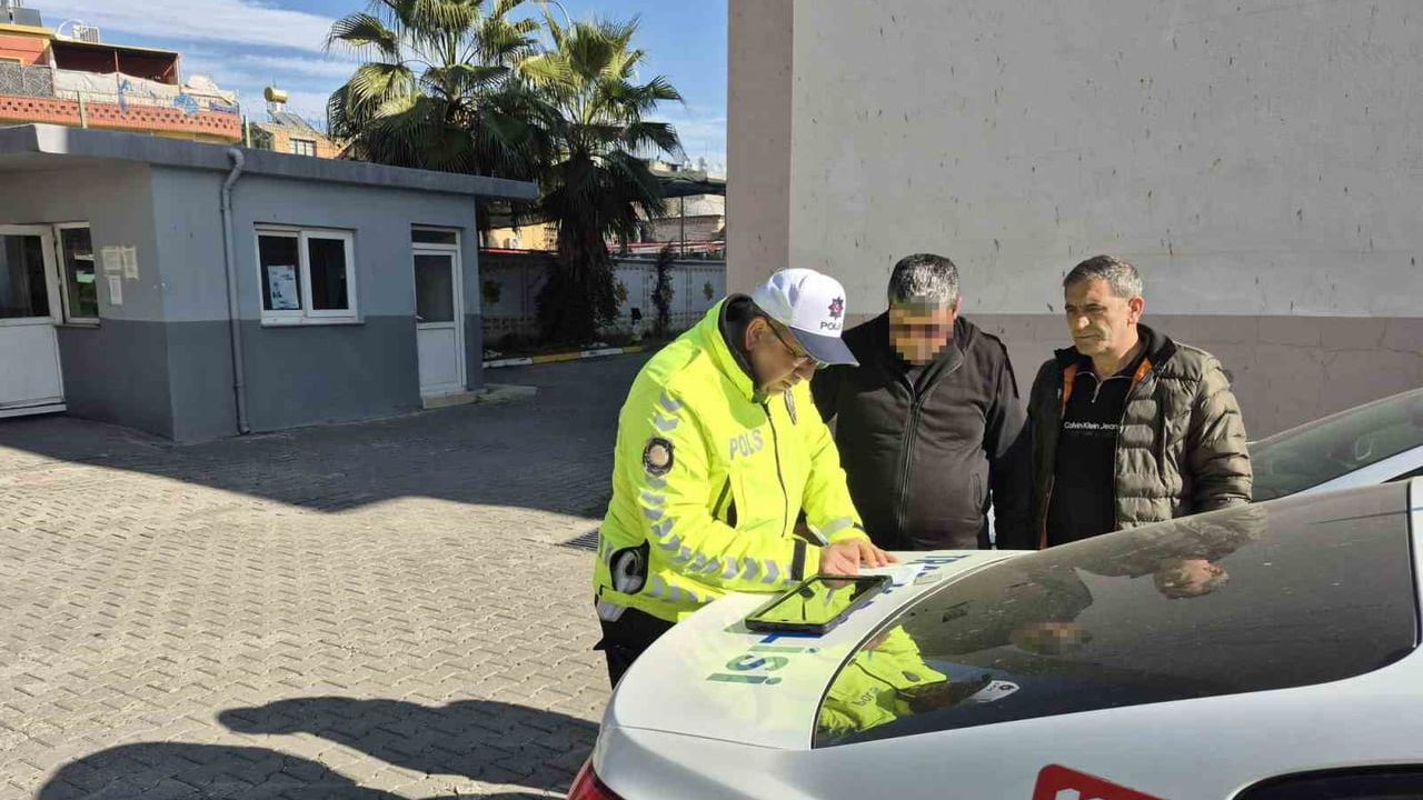 Adana’da kaskla servis camını kıran motosikletlinin ehliyetine el konuldu