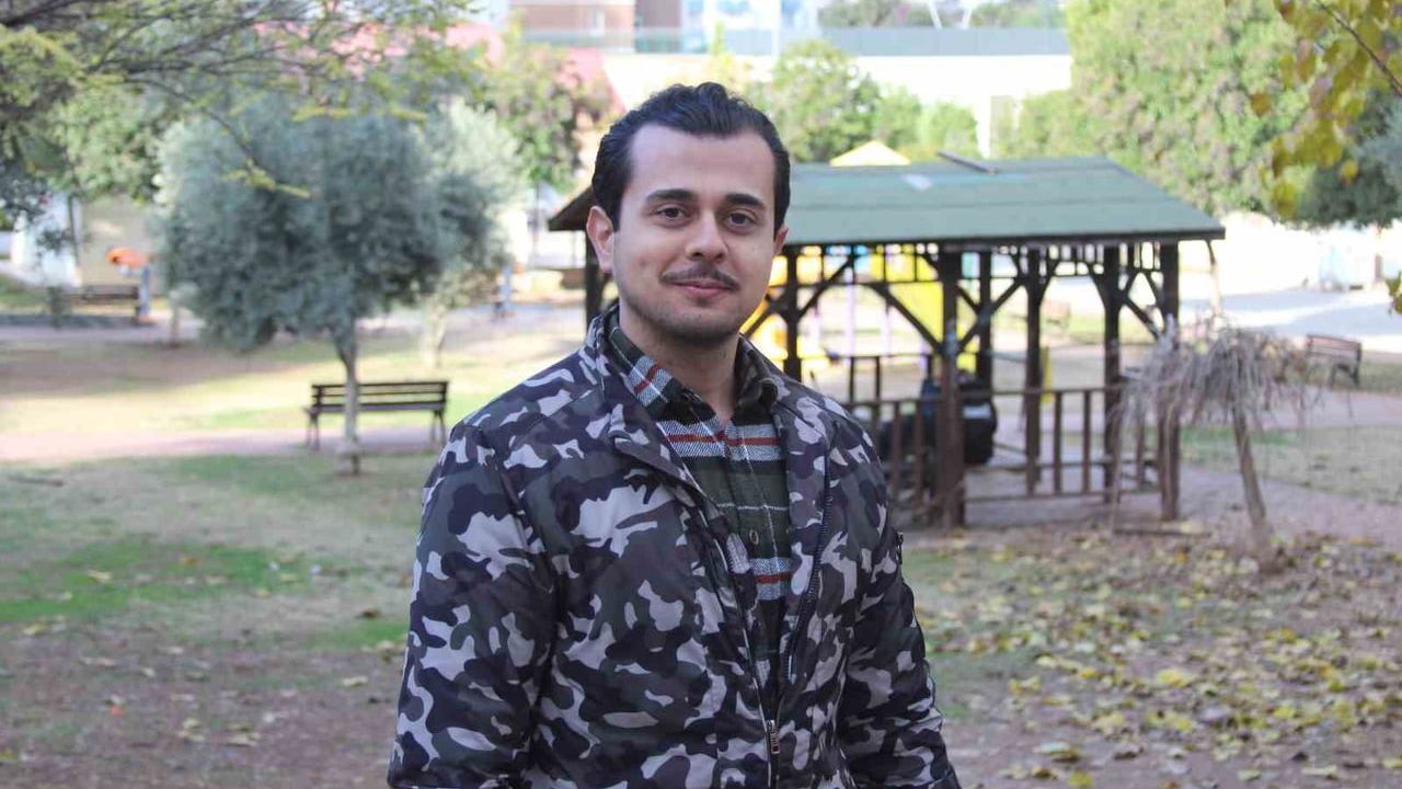 Adana'da kurt köpeklerinin saldırısı kamerada — Küçük köpekle yürüyen kadını yere düşürdüler