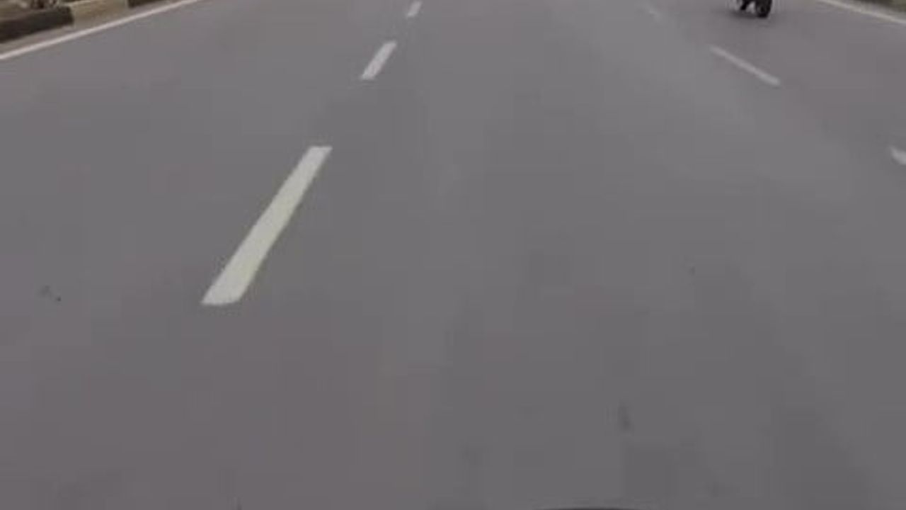 Adana'da Lüks BMW Drift Yaptı — Motosikletli Kask Kamerasında Son Anda Kurtuldu