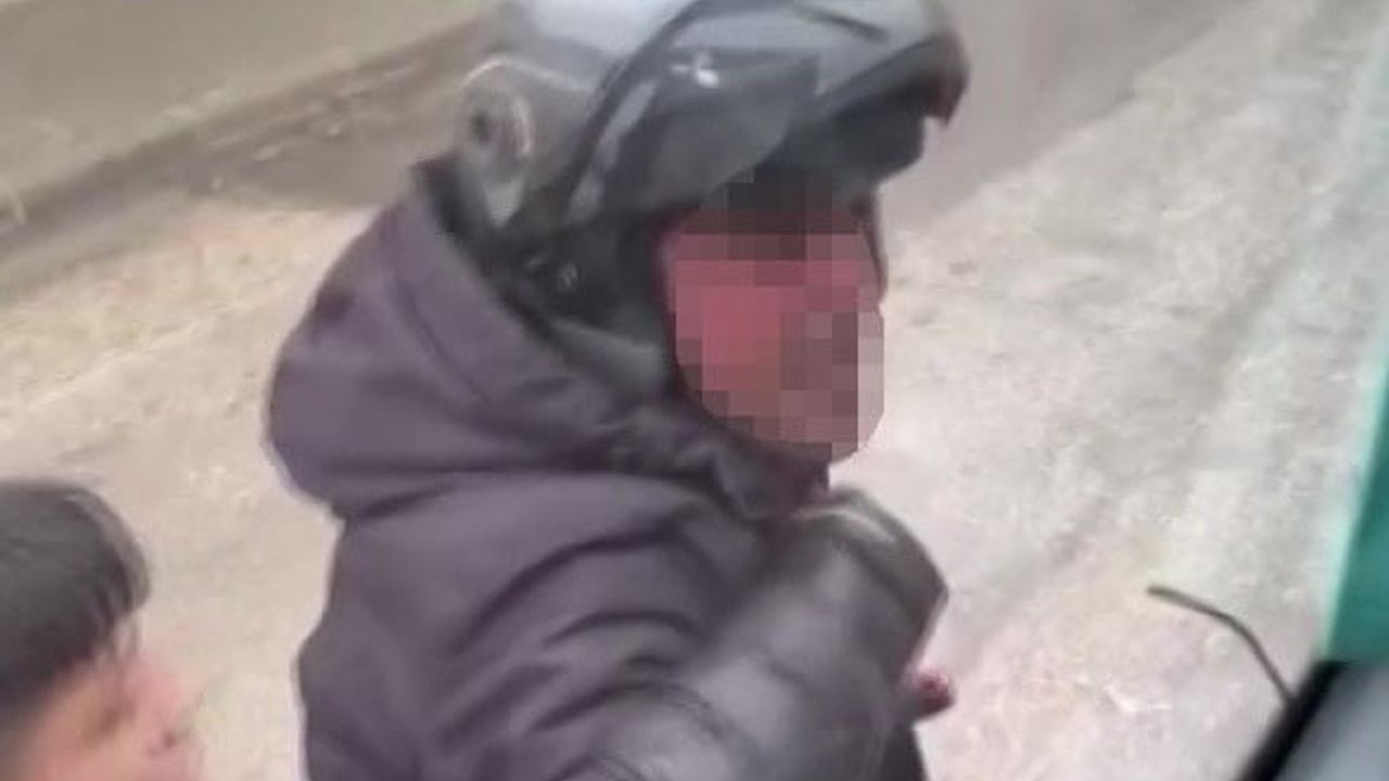 Adana'da motosiklet sürücüsü kaskıyla servis aracının camını kırdı