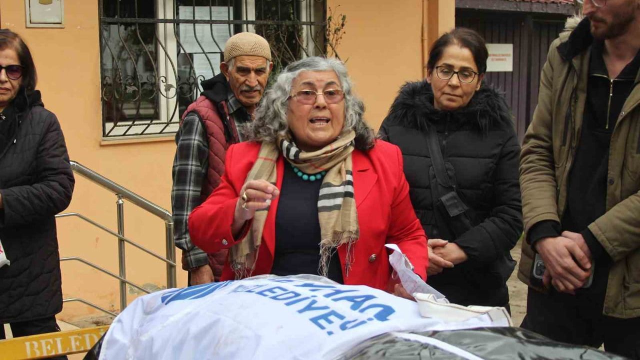 Adana'da Muhtar: 'Seyhan Belediyesi Ölmüştür' Diyerek Cenazeyi Kaldırdı