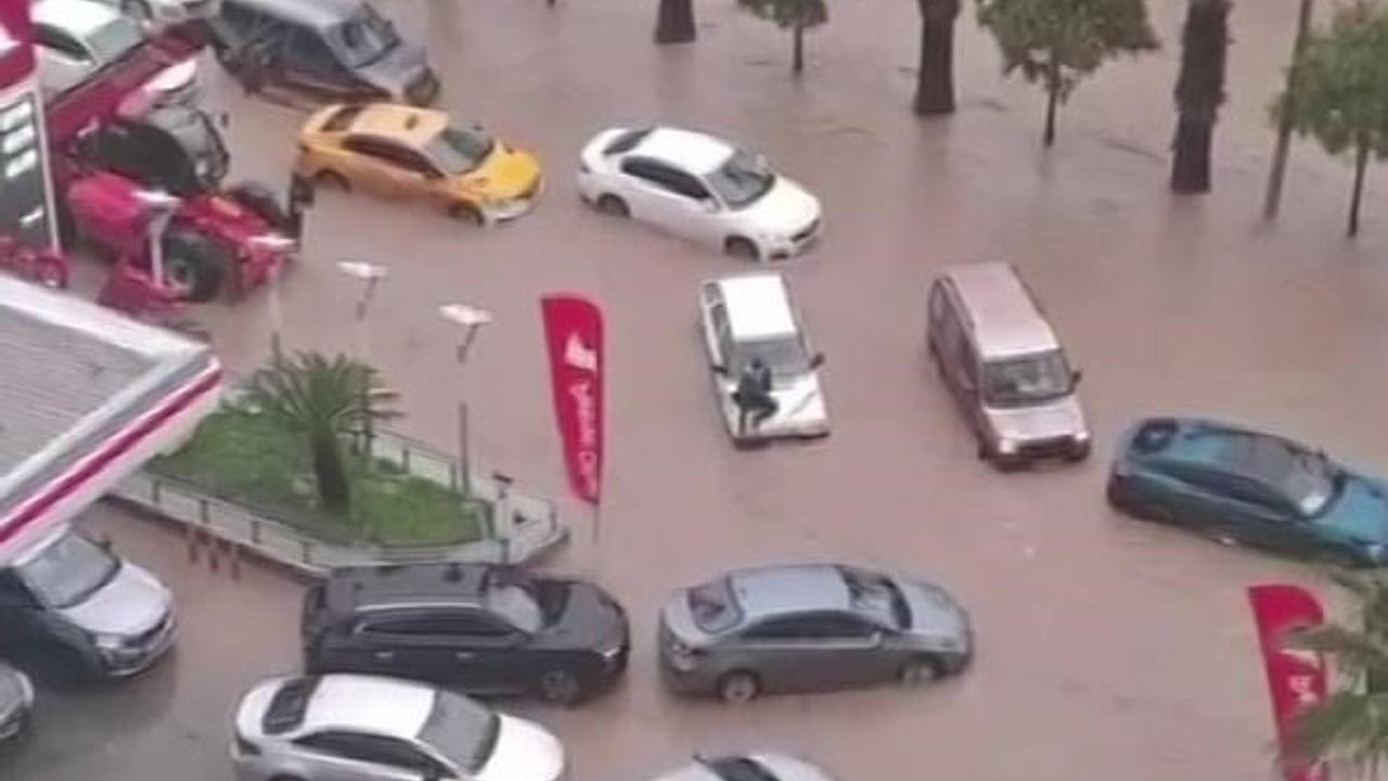 Adana'da Sağanak Felç: Hortum Oluştu, Araçlar Yollarda Mahsur