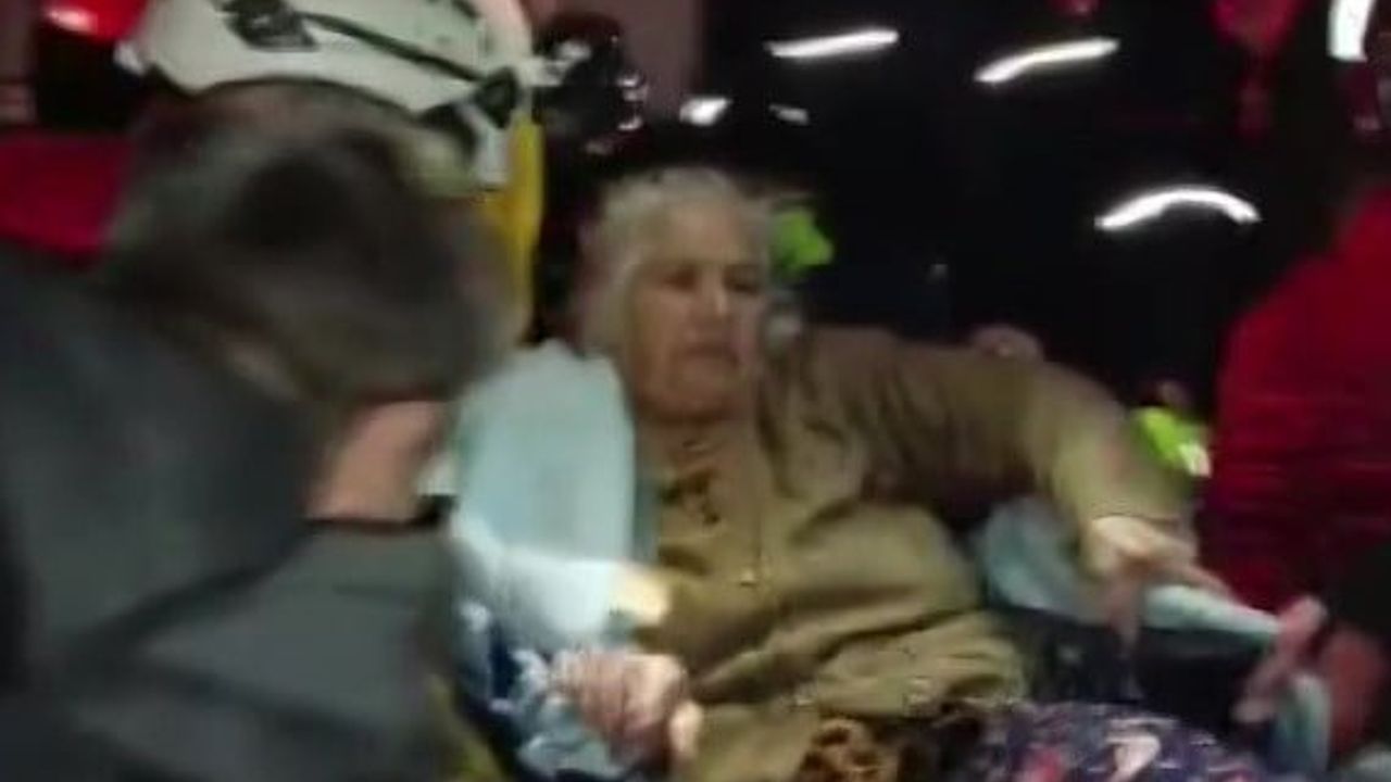 Adana'da Sağanak: PTT Evleri'nde Mahsur Kalan Yaşlı ve Engelliler Kurtarıldı