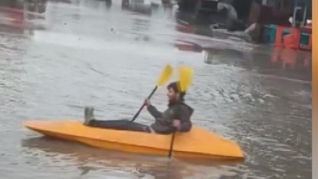 Adana'da Sağanak Sonrası Sokakta Kano Keyfi