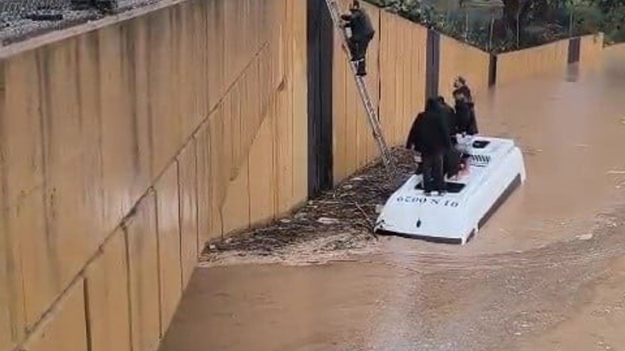 Adana'da sağanak: Suya gömülen servis aracındaki yolcular merdivenle kurtarıldı