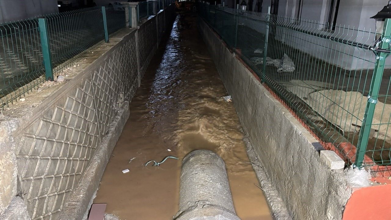 Adana’da Sağanak Ulaşımı Felç Etti: Şahintepe Mahallesi'nde Yollar Göle Döndü