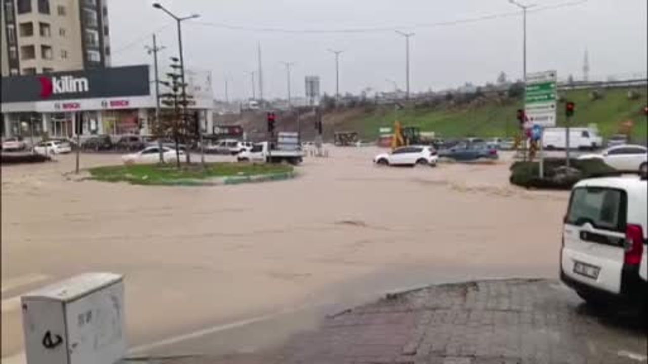 Adana'da Sağanak ve Hortum: Metrekareye 72 Kilogramdan Fazla Yağış, Araçlar Mahsur