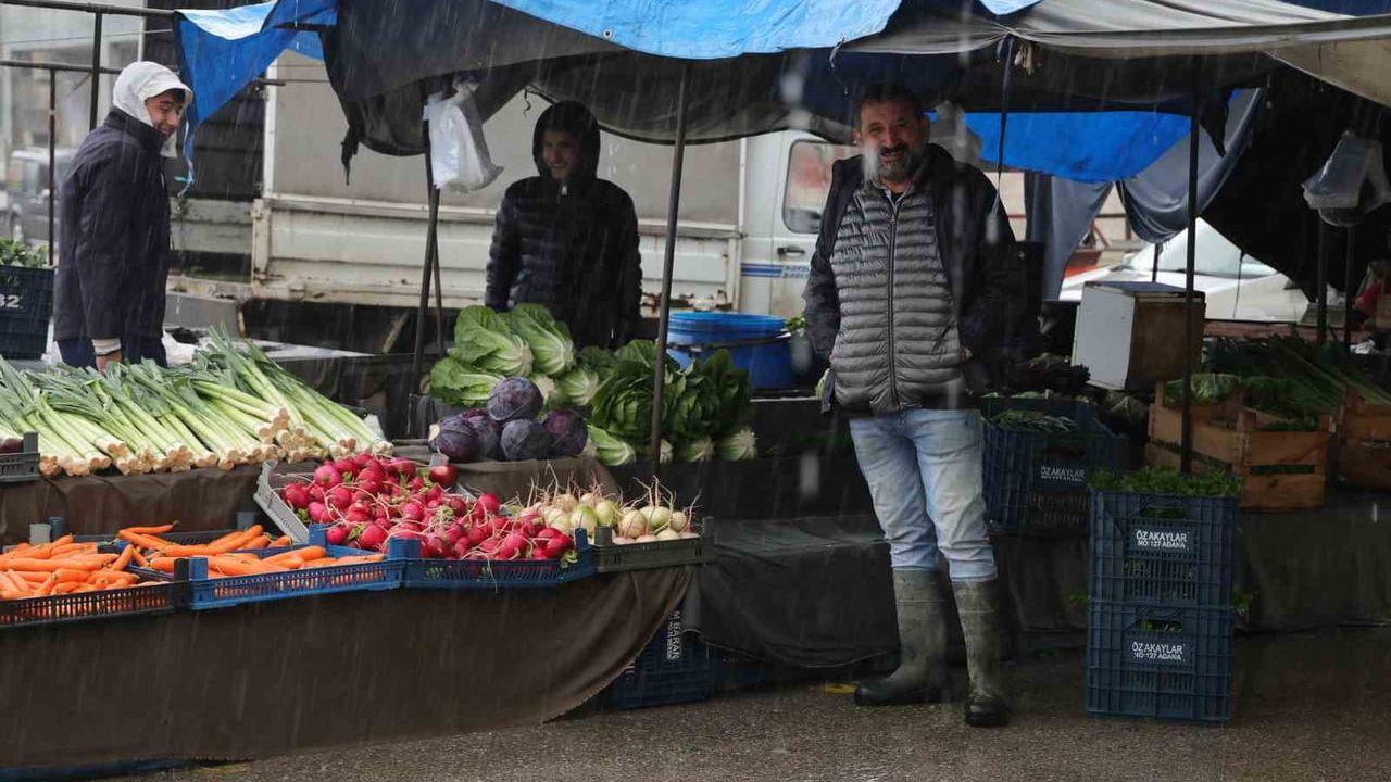 Adana'da Sağanak Yolları Göle Döndürdü: Rögarlar Taştı, Apartman Bahçeleri Sular Altında