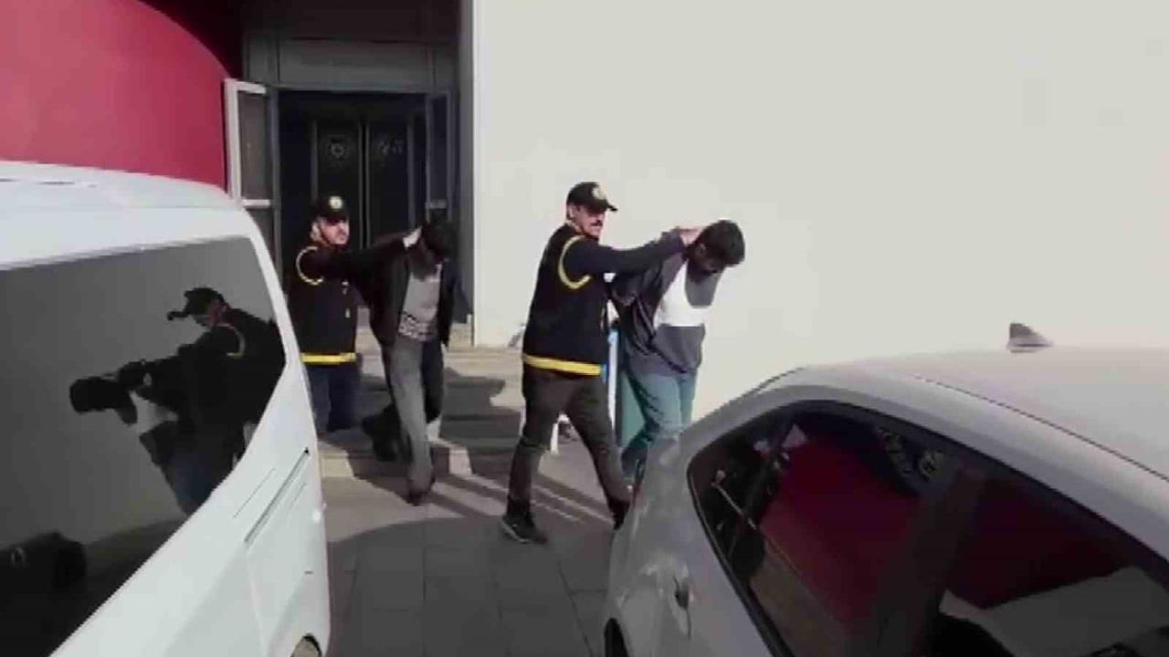 Adana'da Sahte Kimlikle Kargo Dolandırıcılığı: 2 Tutuklama