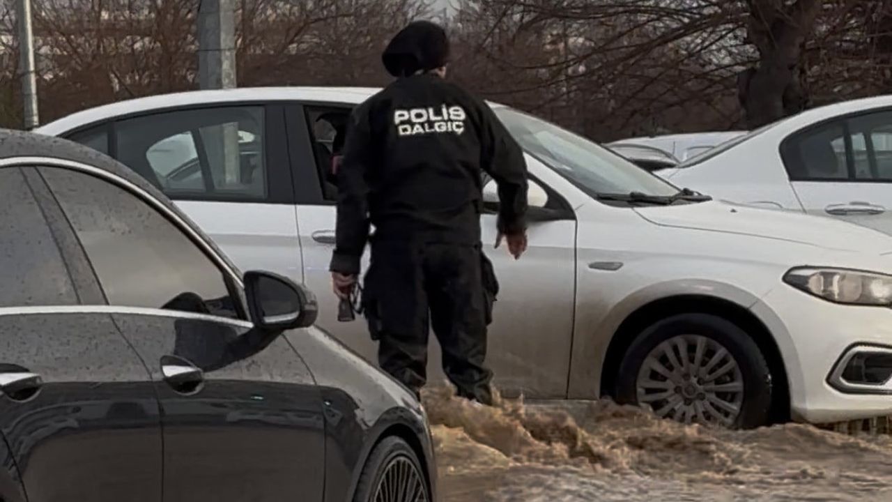 Adana'da Sel: Vatandaş Hastane Duvarından Geçti