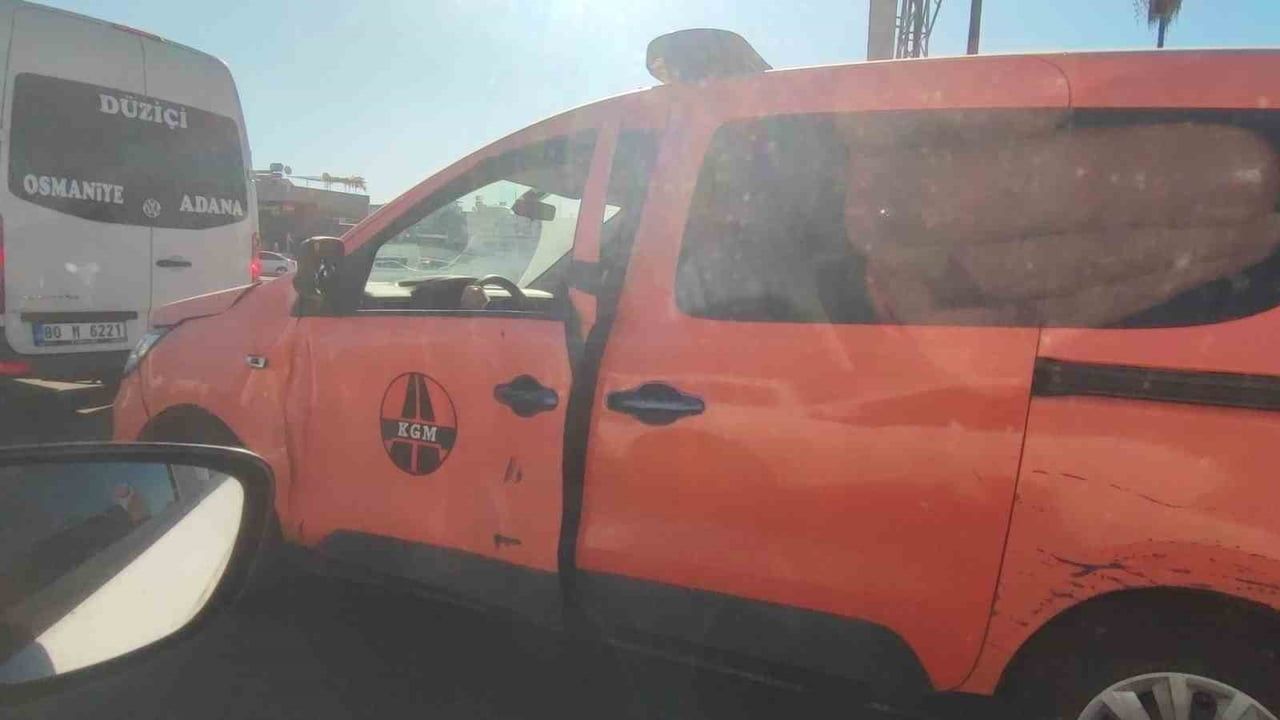 Adana'da Sürücü Emniyet Kemerini Kazalı Kapıya Bağlayıp D-400'de Yol Aldı