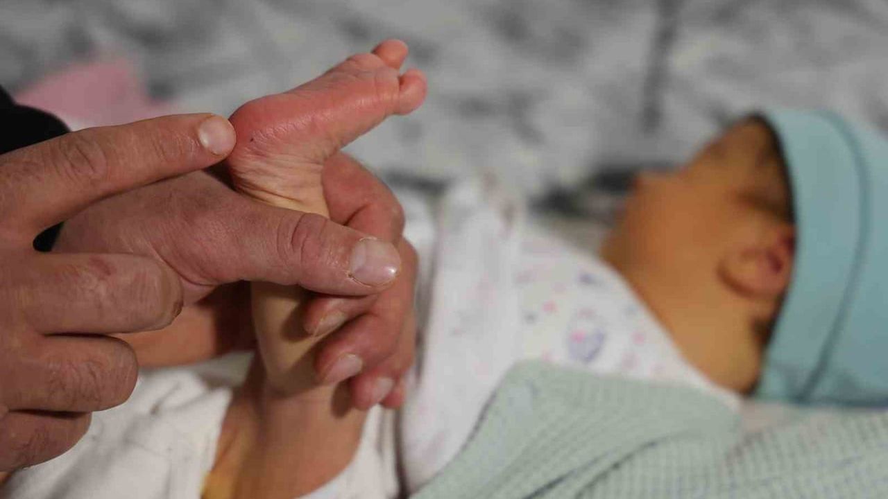 Adana'da Topuk Kanı Tartışması: Yeni Doğan Bebeğe Kayyum Riski