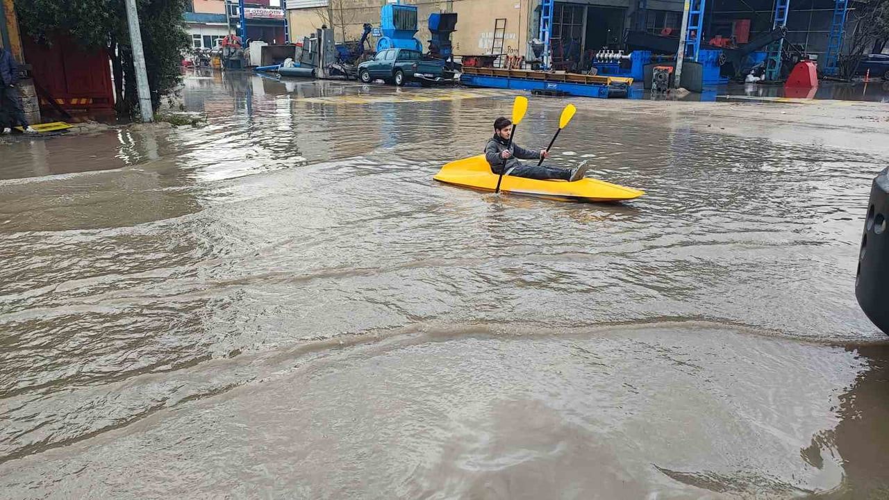 Adana'da Yağmur Göle Dönüştü: Baran Dudukanlı İmalathanede Kano Öğrendi