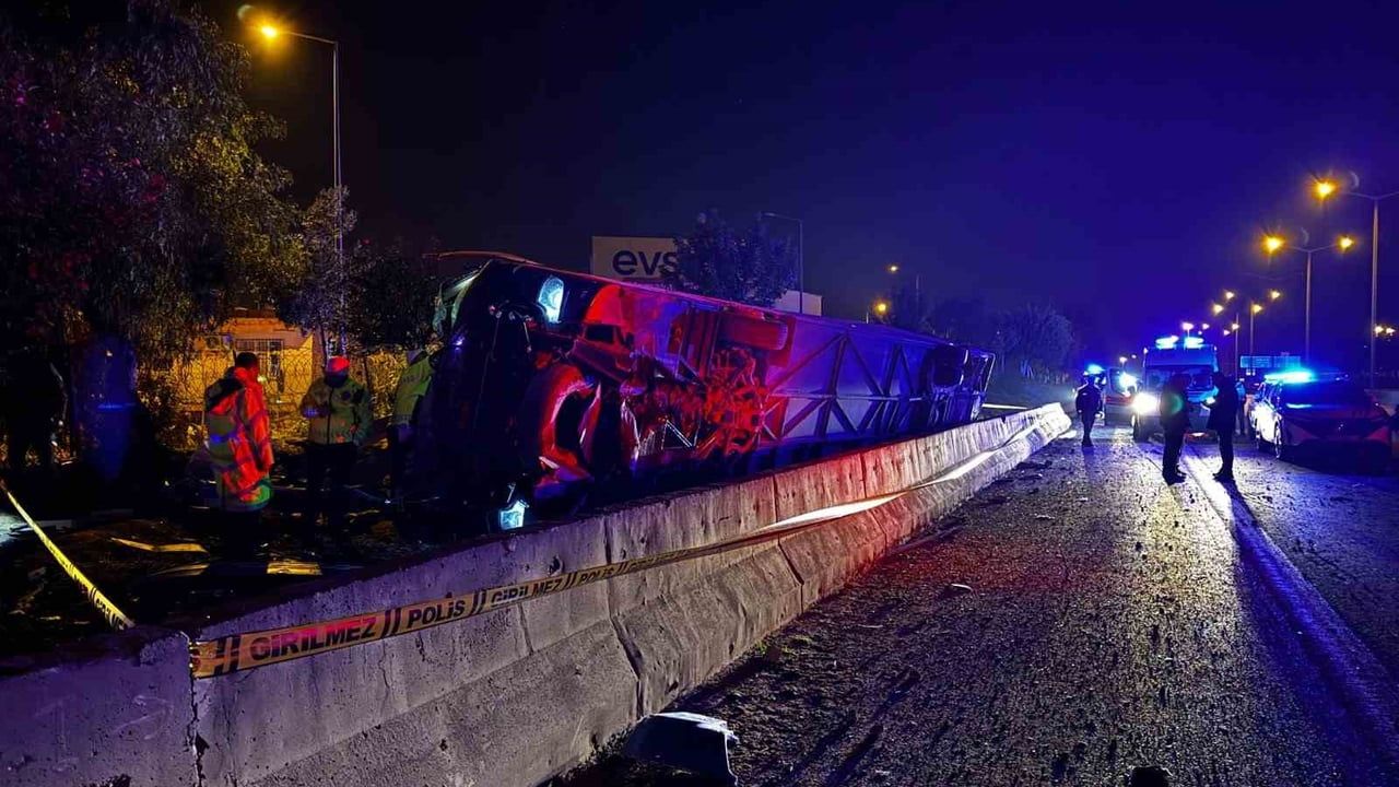 Adana'da Yolcu Otobüsü Devrildi: 8 Kişi Yaralandı