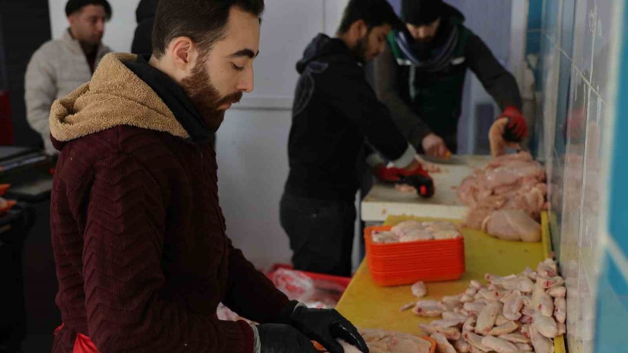 Adana'da Zehirlenmeler Tavuk Fiyatlarını Sabitledi