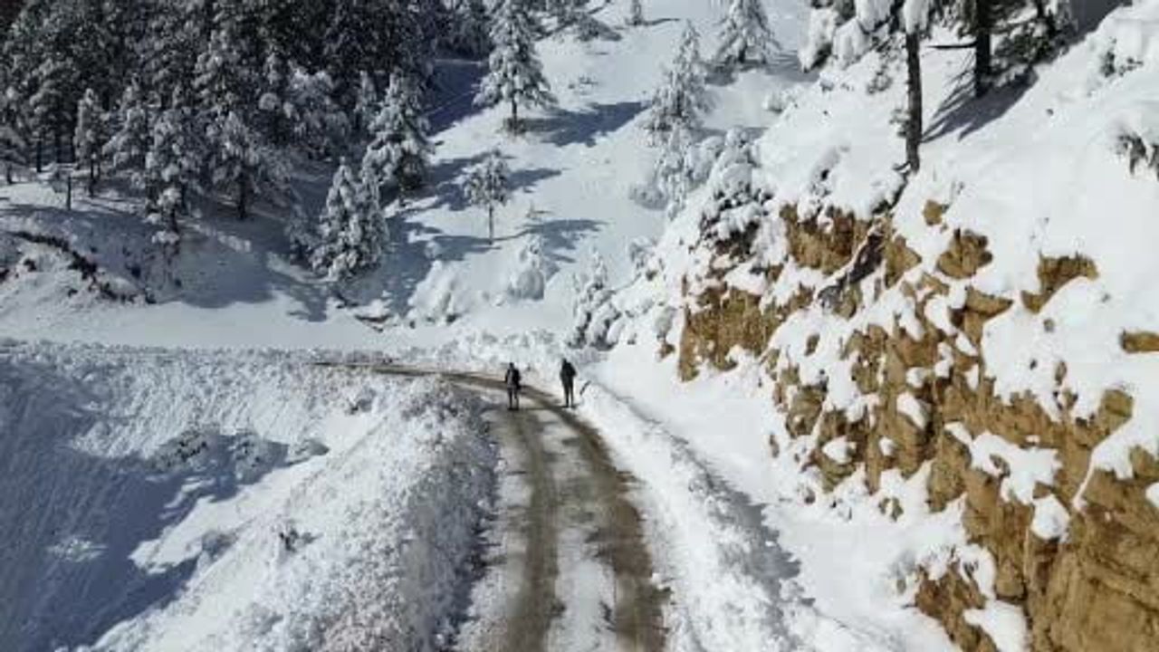 Adana Feke'de Kar 1 Metreyi Aştı: Çocuklar Kızakla Tatilin Keyfini Çıkardı