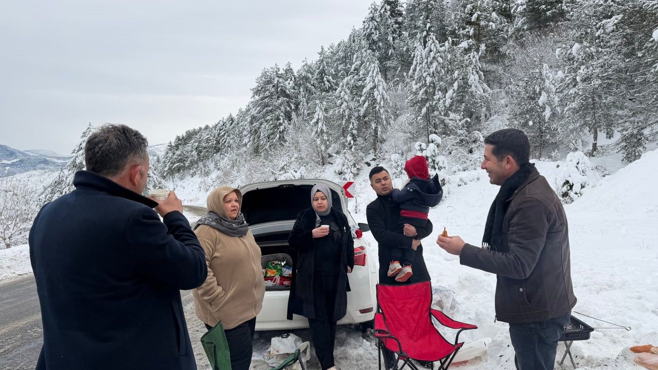 Adana Feke'de Karla Mücadele: Mahsur Araçlar Kurtarıldı, Vatandaşlara Sıcak İkram