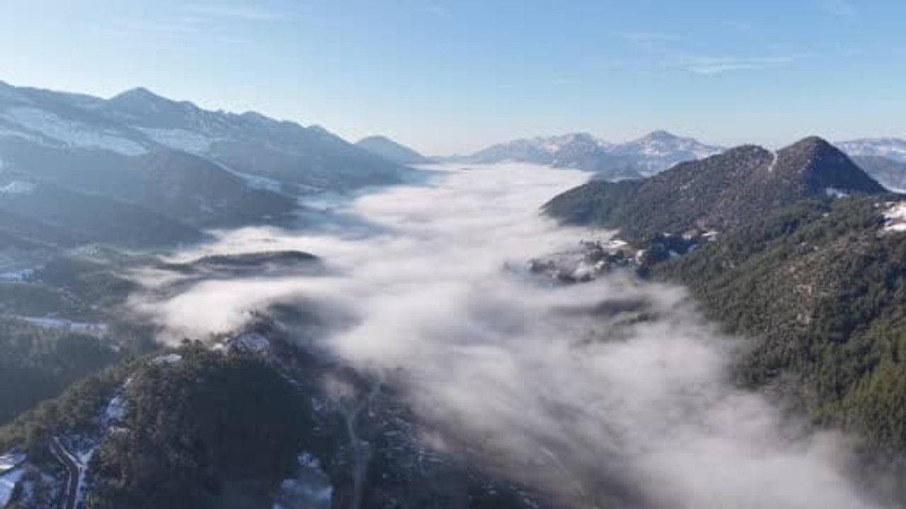 Adana Feke'de Sis Büyüledi: Kızılçamlar ve Karlı Dağlar Arasında Masalsı Manzara