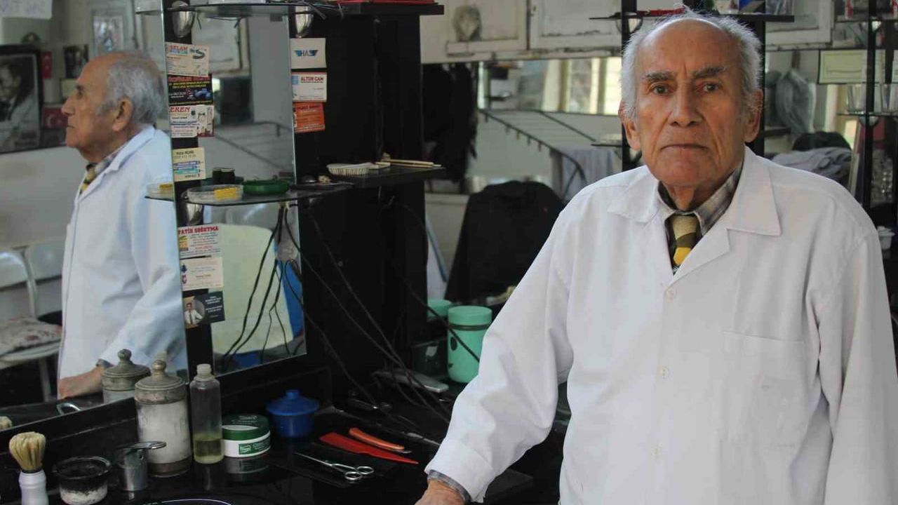 Adana'nın 66 Yıllık Berberi Remzi Arkın: 80 Yaşında Hâlâ Makas Elinde