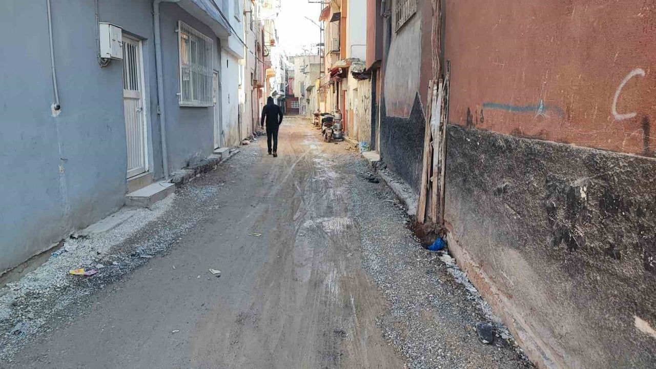 Adana Seyhan'da Kazılan Yollar Asfaltlanmadı: Mahalleli Tepkili