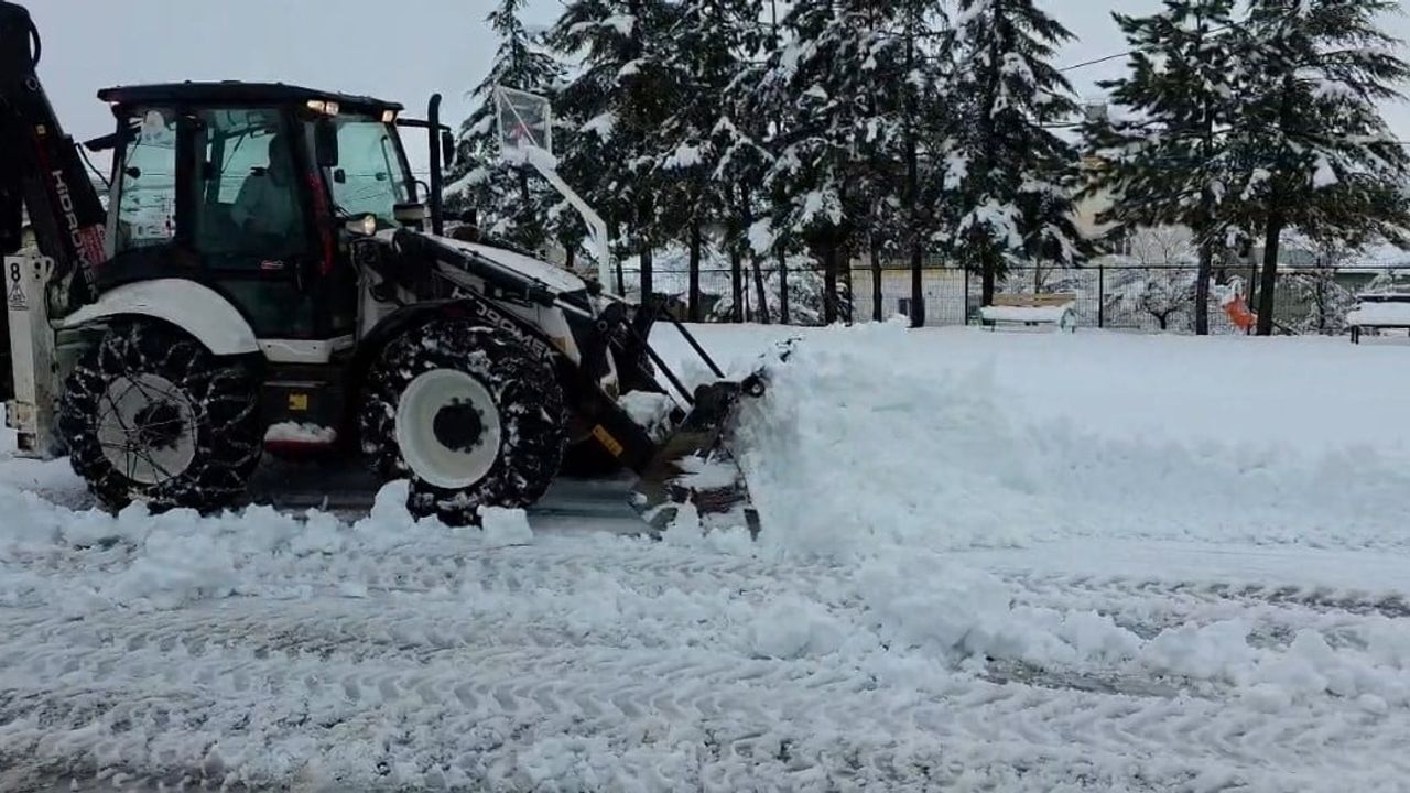 Adana Tufanbeyli'de Yoğun Kar: Yollar Kapandı, Okullar Tatil