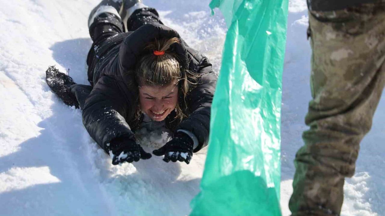 Adana usulü kayak festivali: Leğen, bidon ve poşetle pistte yarış