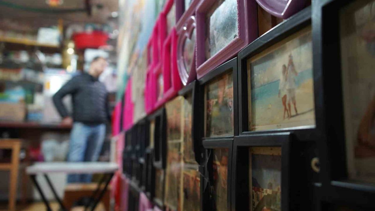 Adapazarı'nda Çay Ocağında 'Esnaf Müzesi' — Selahattin Ankıt'ın 3 Bin Fotoğraf Koleksiyonu