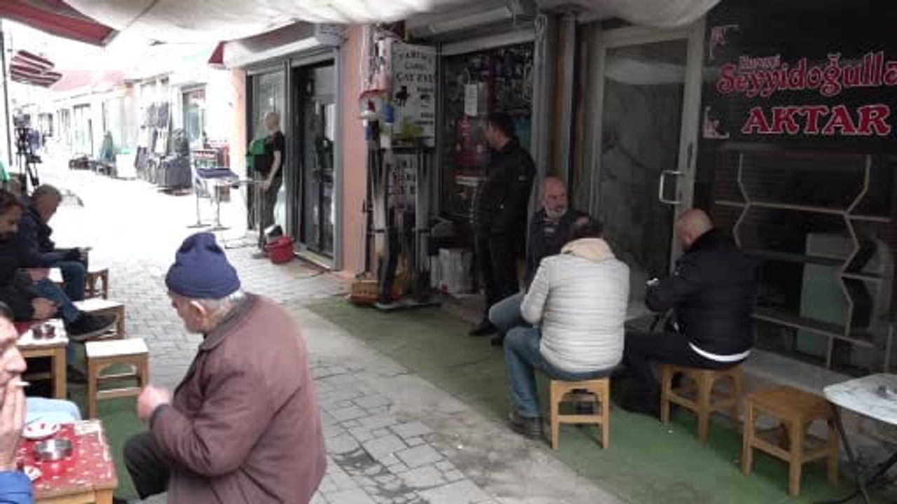 Adapazarı’nda Çay Ocağındaki Saklı 'Esnaf Müzesi' — 3 Bin Fotoğrafla Uzun Çarşı'nın Hafızası