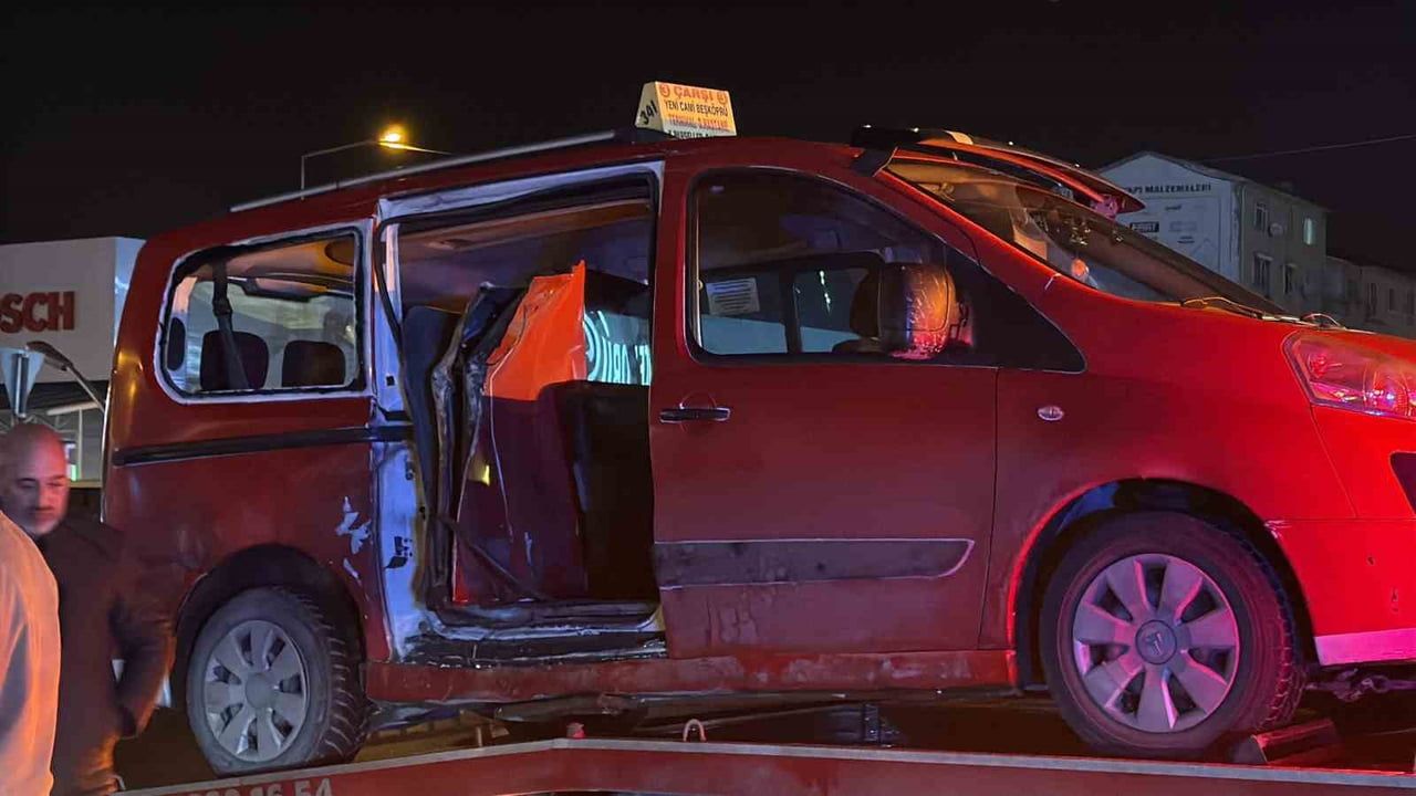 Adapazarı'nda SUV ile toplu taşıma çarpıştı: 5 yaralı