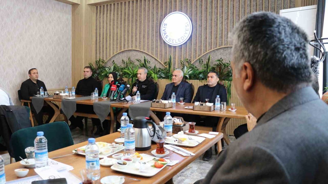 Adem Uzun: Sivas’ta bin 208 kilometrelik karla mücadele — 'Sivas’tan Yunanistan sınırına kadar'