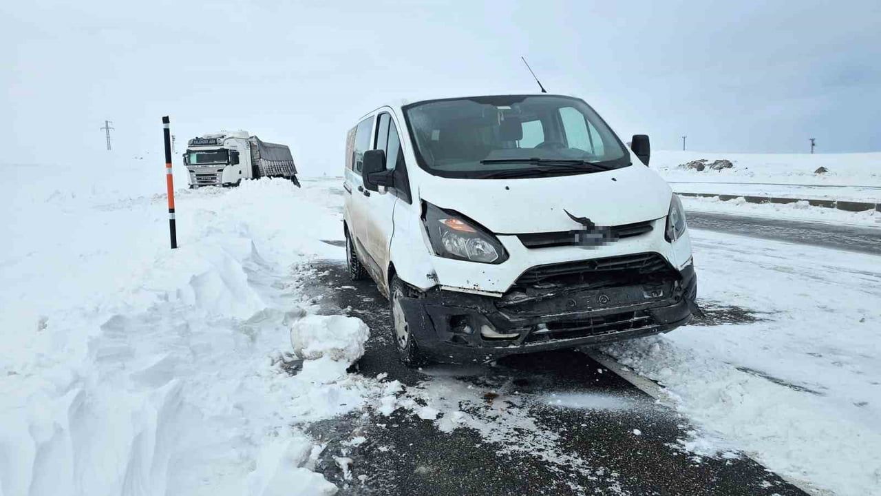 Adilcevaz’da Buzlanma ve Fırtına Trafik Kazalarına Yol Açtı