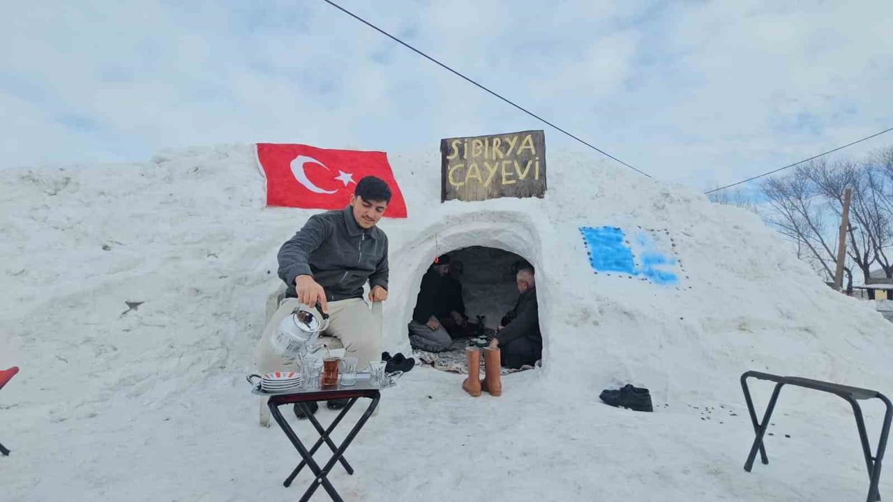 Adilcevaz'da Esnaftan Kardan Çay Evi